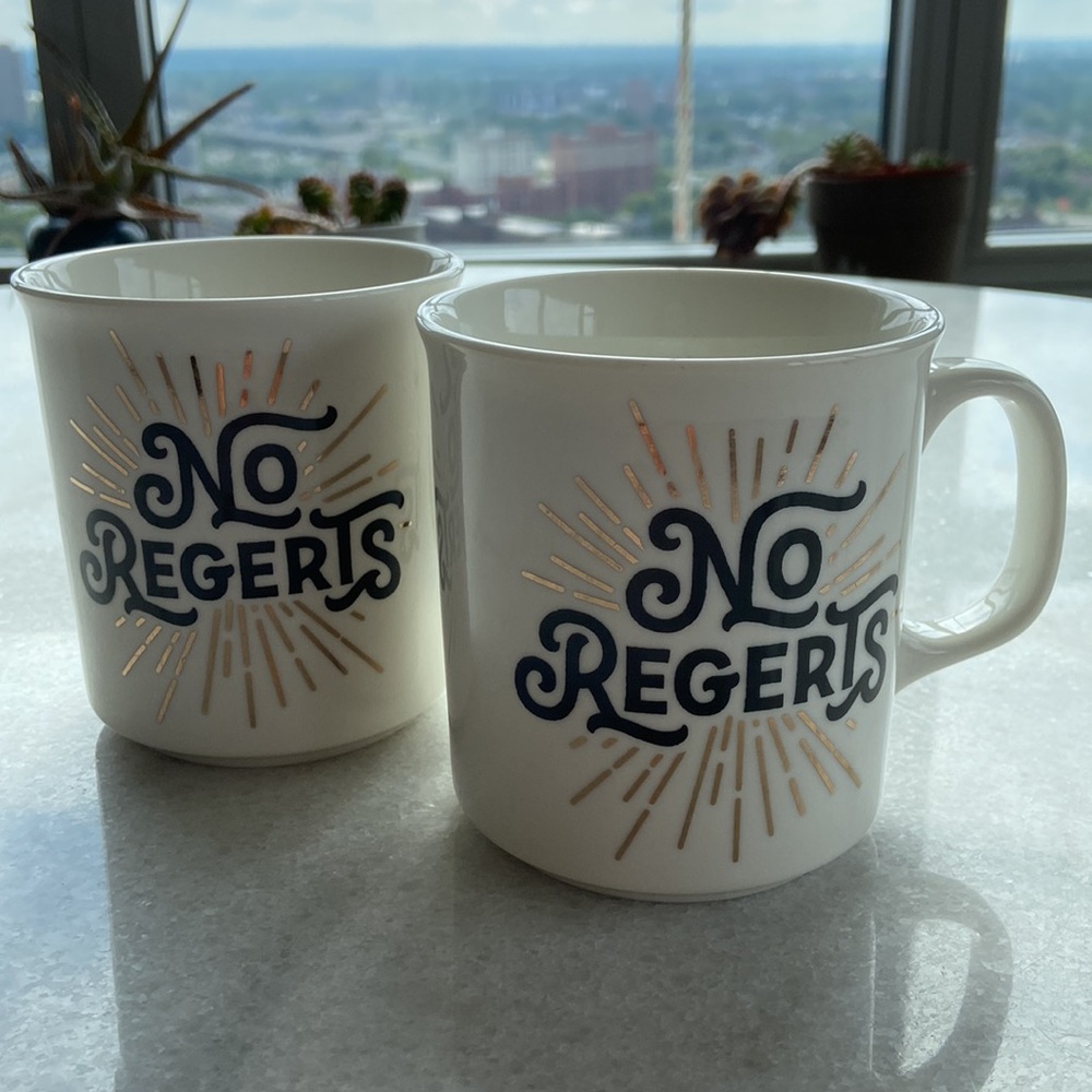 2 coffee/tea mugs.